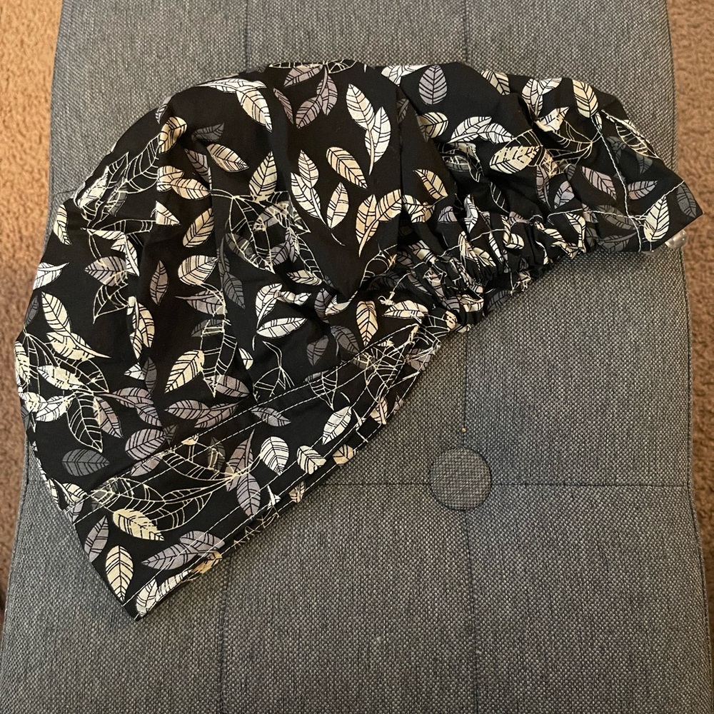 Feather fitted scrub cap